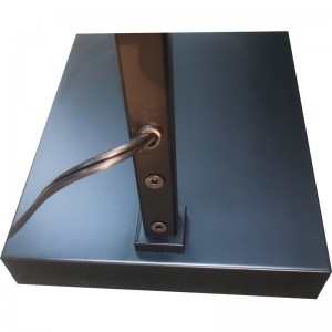 Waterwalk Hotel Floor Lamp med matt svart finish vid soffan bredvid i gästrummet