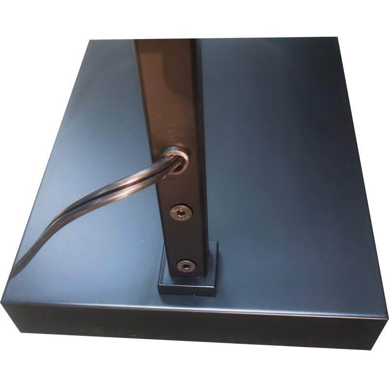 Waterwalk Hotel Floor Lamp med matt svart finish vid soffan bredvid i gästrummet