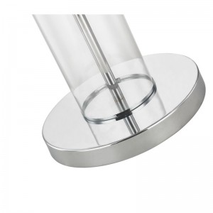 Hotellmetallgolvlampa med polerad kromfinish vid soffan bredvid i gästrummet