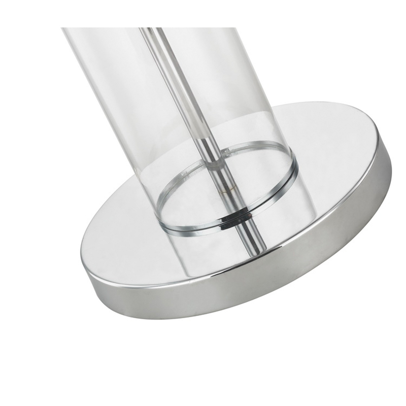 Hotellmetallgolvlampa med polerad kromfinish vid soffan bredvid i gästrummet