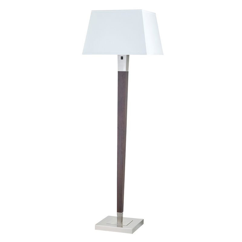 Homewood Suites Hotel Floor Lamp med borstadnickelfinish och trä accent vid soffan bredvid i gästrummet