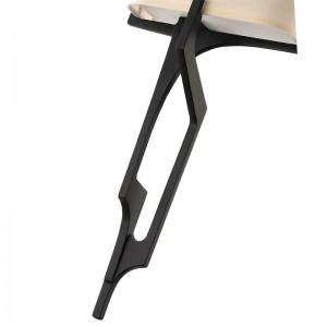 Hyatt Hotel Hand Made Metal Wall Sconce med mörk bronsfinish och halv rektangulär tygskugga på Hotel Typisk korridor