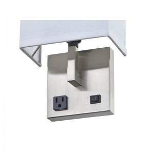 Hospitality Hotel Hand Wall Sconce med borstadnickelfinish och halv rektangulär tygskugga på hotellet typiskt rum