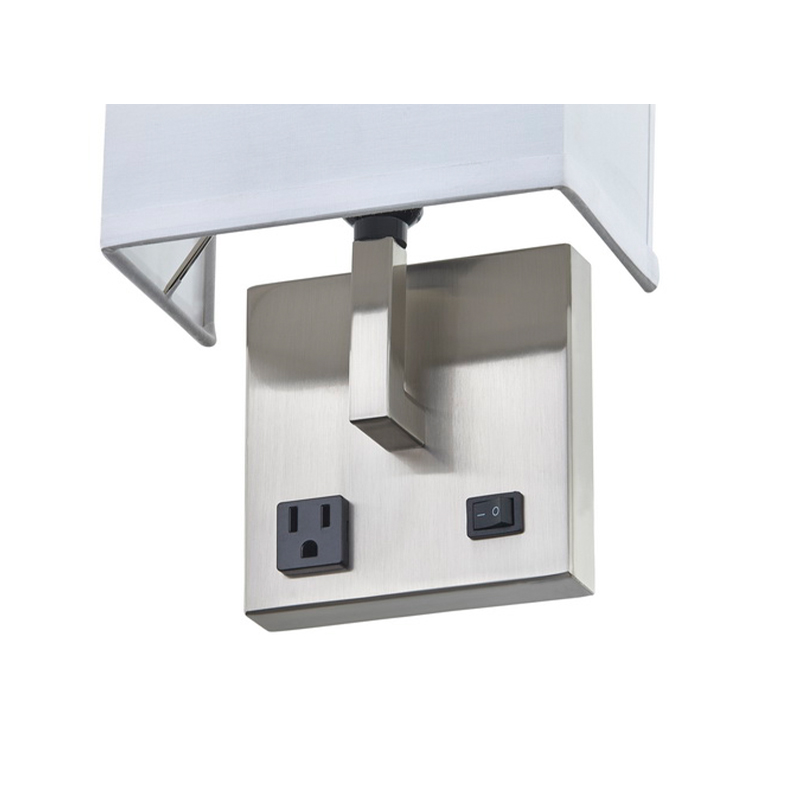 Hospitality Hotel Hand Wall Sconce med borstadnickelfinish och halv rektangulär tygskugga på hotellet typiskt rum