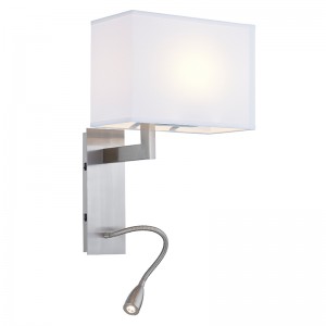 Hospitality Hotel Wall Sconce med borstadnickelfinish och rektangulär tygskugga på Hotel Typiskt rum