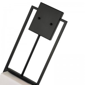 Hospitality Hotel Wall Sconce med matt svart finish och rektangulär akrylskugga på Hotel Typisk korridor