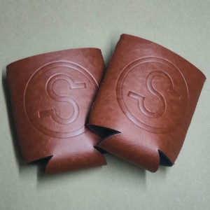 Debosed logotyp Neopren Brown Pu Leather Can Cooler 330 Ml PU Beer Stubby Holder Coozies Koozies