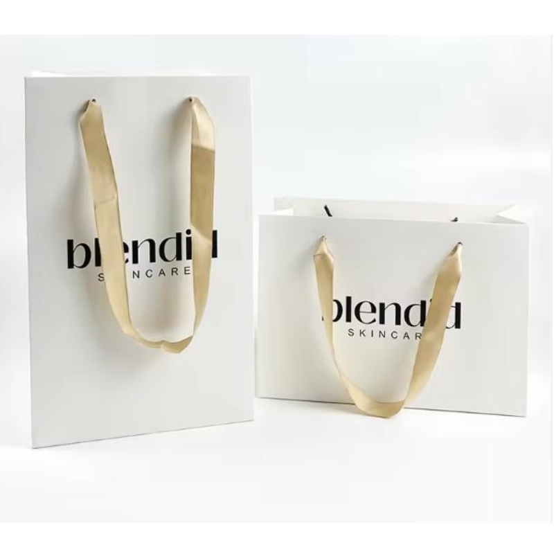 Tryckta papperspåsar kartong lyxig vit kraft papper presentpåse med bandhandtag för shoppingväska med din egen logotyp