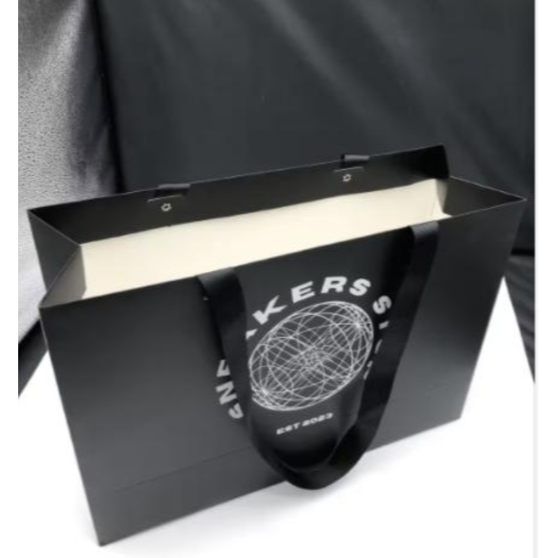 Anpassad logotyp Matt Black Paper Clothing Packaging Present Papperspåse Shoppingväska Lyxpapperspåsar med bandhandtag