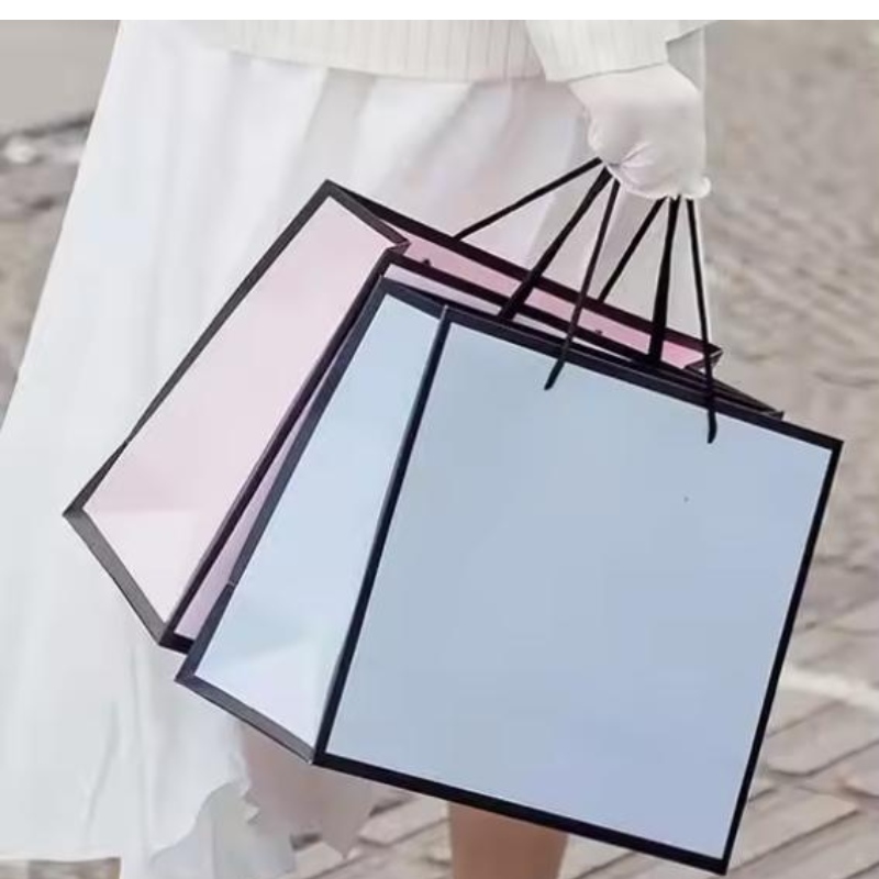 Anpassade lyxkläder detaljhandelsförpackningsväska vit presentpåse bolsas de papel shopping förpackning papperspåsar med handtag för kläder