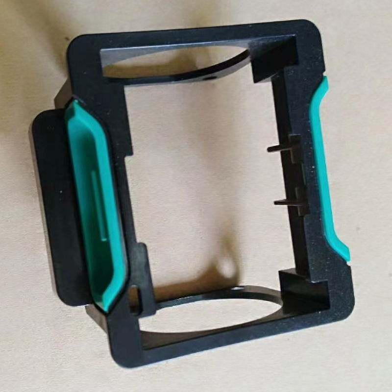 Tvåfärgade plastdelar