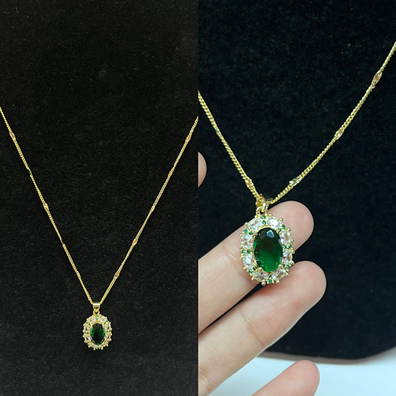 Regal Emerald Elegance Gold-Pläterad grön ädelstenhalsband med glittrande accenter