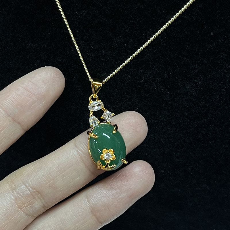 Opulent Green Jade Oval Pendant Halsband med vita zirkon accenter, guld-Pläterad miljö, eleganta kvinnor\S smycken