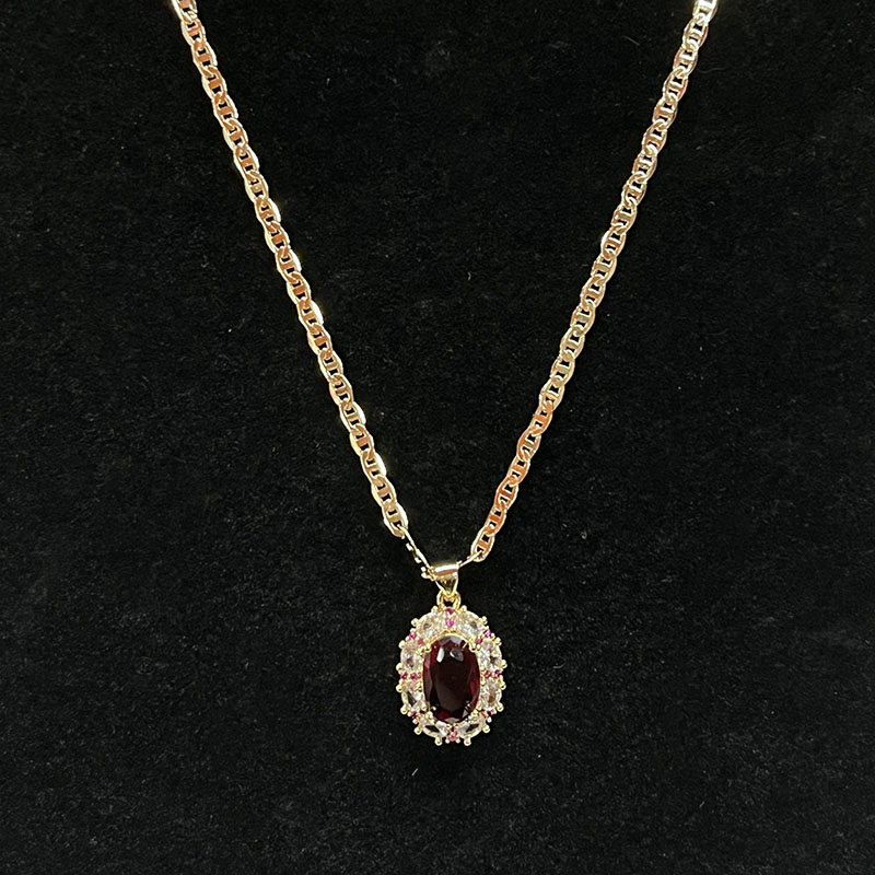 Royal Ruby Halo -halsband med diamant & Rosa safir accenter på en 14k guldkedja