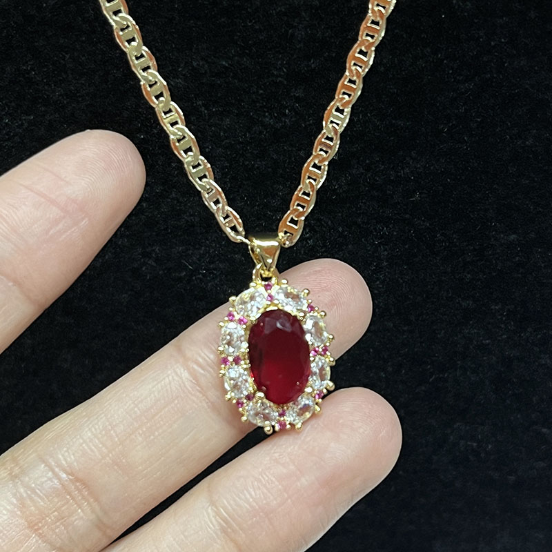 Royal Ruby Halo -halsband med diamant & Rosa safir accenter på en 14k guldkedja