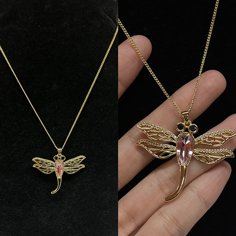 Elegant Dragonfly Pendant -halsband med rosa kristall- och strass accenter, guld-Pläterad med intrikata filigree vingar