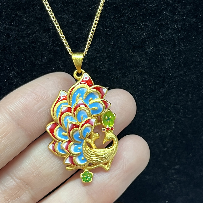 Luxury Cloisonné Peacock Pendant Halsband med guldplätering och handgjorda emaljkonst