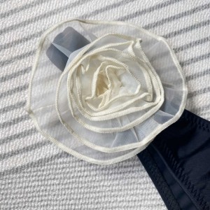 2025 Nya europeiska och amerikanska heta tjejbikini med tre - Dimensionella blommor. Korsa - Border Best - Säljer sexiga två - bit baddräkt med triangelbyxor 8863 Pris:$79.99