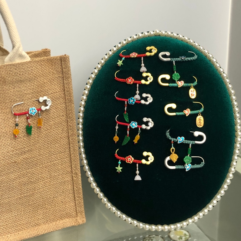 Kinesisk-stil lycklig brosch